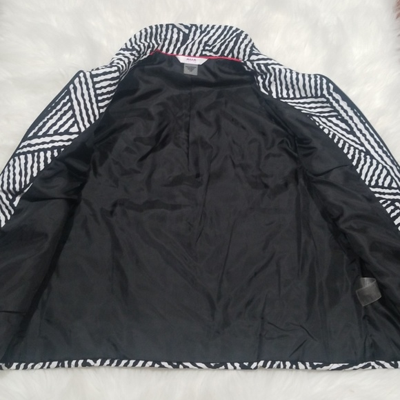 Alia pattern zebra zipper up vest. Size 10P - Picture 8 of 8